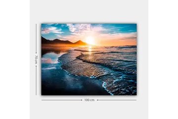 Lerretsbilde 70x100 cm - Solnedgang over en strand med milde bølger som ruller inn mot kysten - Blå / Oransje / Turkis - Innredning - Bilder & kunst - Lerretsbilder