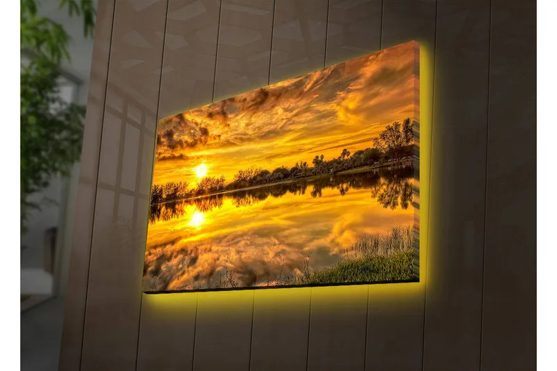Lerretsbilde med LED-belysning 45x70 cm - Solnedgang over en speilblank innsjø med trær og grøntområder rundt, Gull / Oransje / Grønn