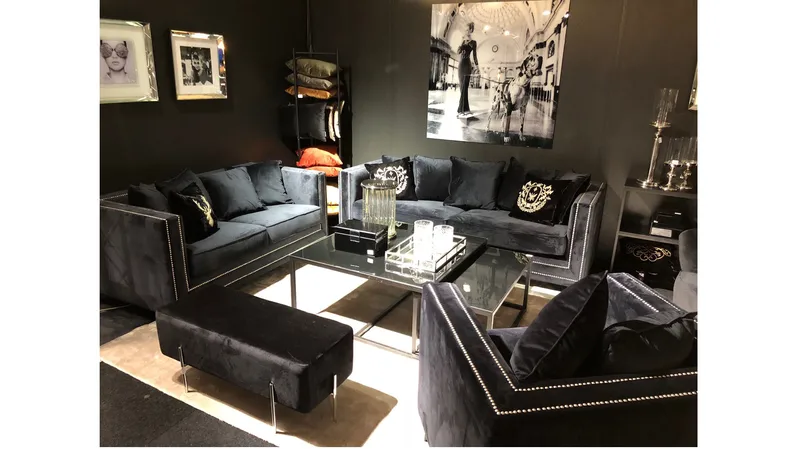 Sofa Henrika 2-seter Onyx Stoff med 4 Puter - onyks svart - Møbler - Sofaer - 2 seter sofa
